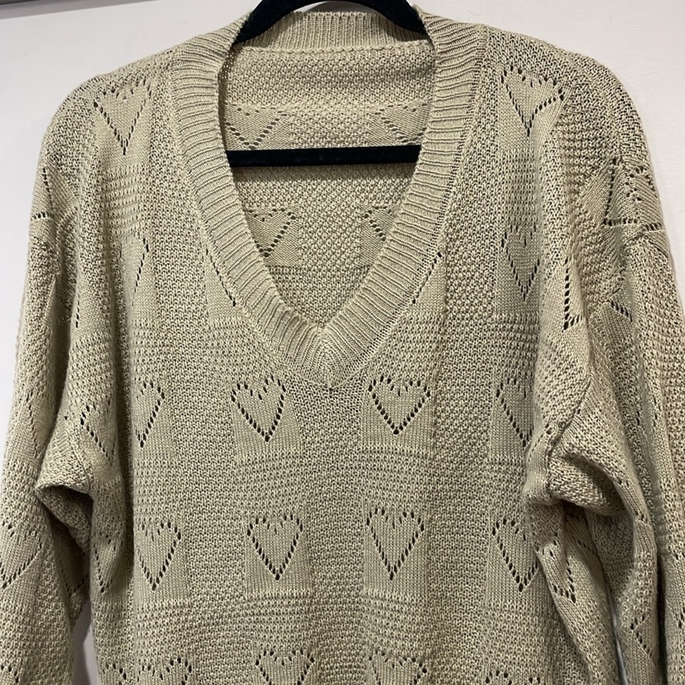🎉 Tan v-neck light weight sweater